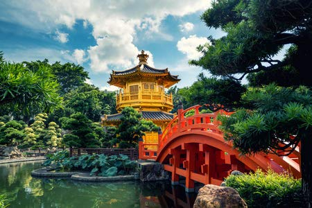 Tableau en bois 110 x 70 cm : vue de face du temple du pavillon doré avec pont rouge dans le jardin de Nan Lian, Hong Kong, en Asie. (121479573)