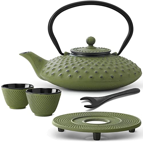 Bredemeijer Teekanne asiatisch Gusseisen Set 0.8 Liter - grüne Gusskanne mit Henkel & Edelstahl Tee-Filter Sieb-Einsatz für losen Tee & 2 Teebecher (Tassen) & Untersetzer &Deckelheber