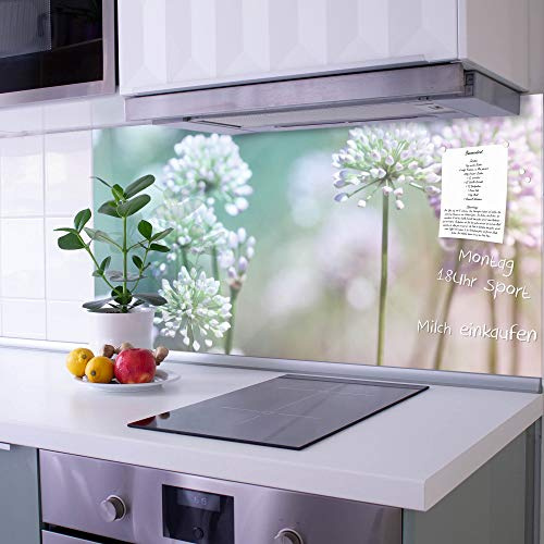 banjado Küchenrückwand Glas ohne Bohren 120x60cm – Glasrückwand Küche mit Motiv Lauchblüte/Spritzschutz Küchenrückwand Glas/selbstklebende Küchenrückwand Platte - magnetisch & beschreibbar
