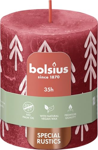 Bolsius - Rustic Kerze - Rot mit Pinienaufdruck - 8 x 6,8 cm - 4 stück - Länge Brenndauer 35 Stunden - Natürliches Pflanzenwachs - Ohne Palmöl