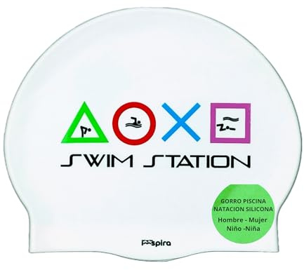 IMSPIRA Gorro Natacion Silicona Swim Station Blanco Unisex Adulto Niño Gorro Piscina Original Gamer Divertido Hecho En España Ajuste Comodo Flexible Duradero Talla Unica Accesorio Entrenamiento