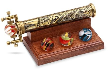 ROORKEE INSTRUMENTS (INDIA) A NAUTICAL REPRODUCTION HOUSE Caleidoscopio in ottone inciso, stile vintage, retrò, intercambiabile, in marmo, caleidoscopio in ottone con espositore in legno