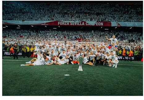 Eintracht Frankfurt Fanartikel - Wandbild DIN A1 (59,4cm x 84cm) Poster I Exklusive Motive (Siegerfoto UEFA Europa League 2021/2022)