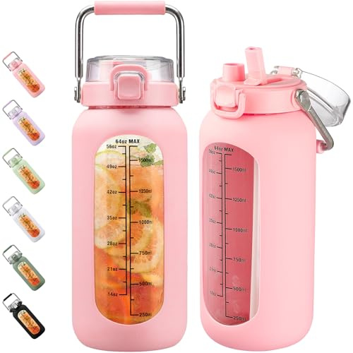BLUEGO 2000ml Glaswasserflasche mit Edelstahlgriff und Zeitmarkierung 2L Trinkflasche Borosilikatglas mit Silikonhülle und Stroh für Fitnessstudio Büro Draussen Sport Wasserflaschen BPA-frei, Rosa