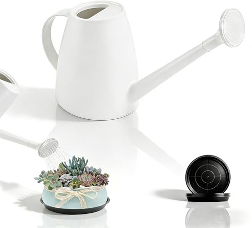 msymsyu Giesskanne Klein 1.8L Gießkanne Zimmerpflanzen mit Langem Ausgießer | Kunststoff Kleinegießkanne, Weiß, mit 10 Schwarz Blumentopf Untersetzer, für Zimmer Balkon Sukkulenten Topfpflanzen