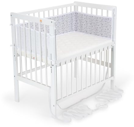 FabiMax Baby Beistellbett Flex mit innovativem Seitengitter für Boxspringbett, inkl. Matratze und Nestchen aus Netzstoff, Buche massiv weiß, Comfort/graue Sterne auf weiß