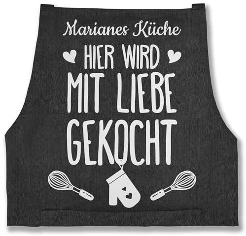 Geschenk mit Namen personalisiert by Shirtracer - Schürze - Kochschürze - Hier wird mit Liebe gekocht mit Name I Geschenk Kochen