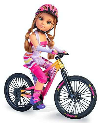 Nancy - Un día de Mountain Bike, muñeca articulada con Outfit de Ciclista, complementos y Accesorios, Bicicleta Que se Mueve, Set de Juguete para niñas y niños a Partir de 3 años, Famosa (700017339)