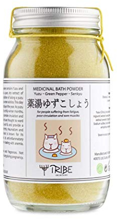 Polvo de baño japonés con Yuzu, pimienta verde y Senkyu para personas que sufren de fatiga, mala circulación y dolores musculares.