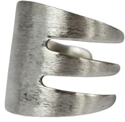 Ein Besteckschmuck-Ring, etwa der Größe 62 (19,8 mm), hergestellt aus einem Besteckteil.