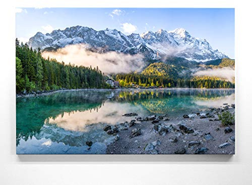 BilderKing Atemberaubende Leinwand Bergbilder - Eibsee, Zugspitze - als 120x80cm großes XXL Leinwandbild. Wandbild als Hintergrund und Deko für Wohnzimmer & Schlafzimmer. Aufgespannt auf Holzrahmen