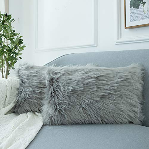 LIGICKY 2er Set Kunstfell Kissenbezug Einfarbig Plüsch Weich Künstlich Pelz Throw Kopfkissenbezug Kissenhülle Dekorative Rechteck Kissen Dekokissen für Sofa Schlafzimmer Auto, 30 x 50 cm Weiß