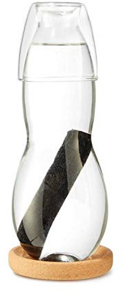 BLACK+BLUM Glaskaraffe | 800 ml | Wasser Flasche inkl Aktivkohle Filter, Trinkglas & Kork-Untersetzer | japanische Wasseraufbereitung Trinkwasser | fügt Mineralien hinzu | hält 6 Monate