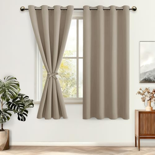 DWCN Vorhang Blickdicht mit Ösen Verdunkelungsgardinen Kurz Thermovorhang | Taupe, 137x132cm(HxB), Gardinen mit Ösen 2 Stücke Ösenvorhang Abdunkelnde Vorhänge für Wohnzimmer, Kinderzimmer
