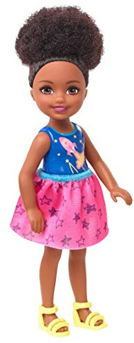 Barbie - Chelsea Muñeca Morena con Vestido Espacial (Mattel Ghv80), Multicolor