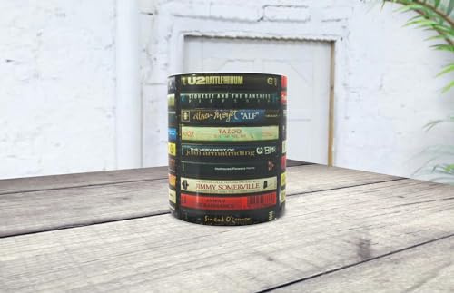 La Huella Taza personalizada vintage con cassettes de grupos diversos. Ideal para todos los amantes de las cintas y el rock.