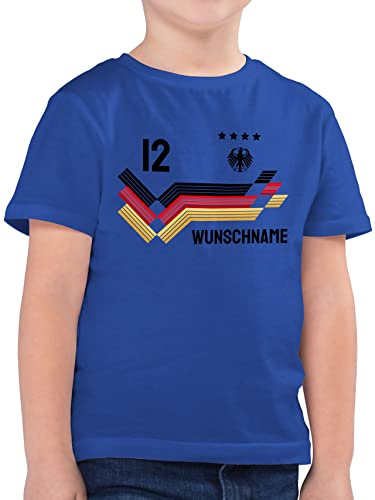 Geschenk mit Namen personalisiert by Shirtracer - Kinder T-Shirt Jungen - 2026 Fussball WM Fanartikel - Trikot mit anpassbarem Namen und Trikotnummer
