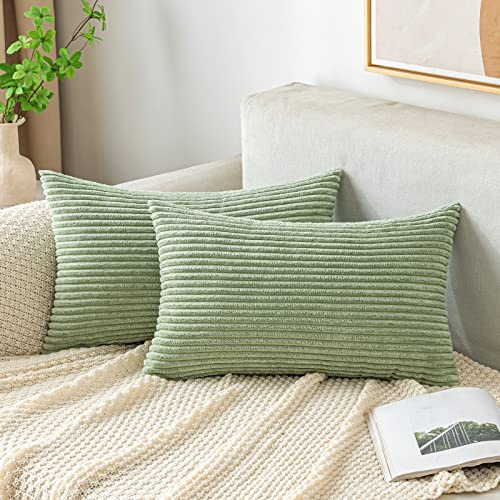 EMEMA Kuddfodral i manchester, avlånga fodral för prydnadskuddar, randigt, mjukt, för hem, soffa, sovrum, dekorativa örngott, 30 x 50 cm, set med 2, bön-grön | Set med 2 soffkuddar i manchester, dekorativa kuddfodral i manchester, dekorativa kuddfodral för soffa, vardagsrum, sovrum