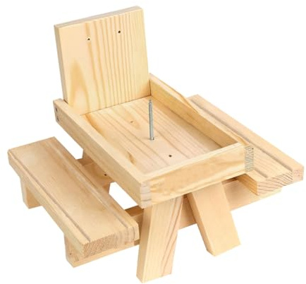 DIKACA Holz Eichhörnchen Futterstation Stabiler Futterhalter mit Sitzbank Vielseitig für Erdnüsse Mais und Obst Wetterfest für Garten und Outdoor Wildlife Attraktiver Futterspender
