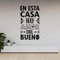 Vinilo Decorativo para Pared En Esta Casa Hay Amor del Bueno, Pegatina Adhesiva con Frase Inspiradora para Decorar Salón, Dormitorio o Recibidor (Negro, 29 x 16,5 cm)