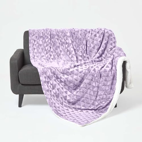 HOMESCAPES Patterned Sherpa Fleece Throw Blanket - Soft Velvet Sofa Throw, Warm Fluffy Blanket For Beds, Thick & Cosy Reversible Blankets, Triangular Geometric Design - Lavender Purple, 160 x 200cm