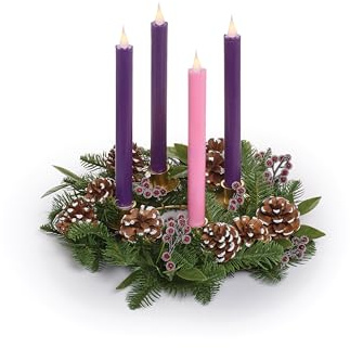 Roman Portavelas de corona de Adviento, centro de mesa de Navidad de pino de 14 pulgadas con hojas, piñas y bayas, decoración navideña