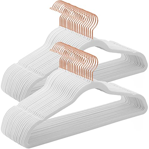SONGMICS Juego de 50 Perchas Aterciopeladas, 41,5 cm de Largo, Finas, Gran Capacidad de Carga, con Ganchos Giratorios de 360°, para Camisas de Abrigo Completas, Blanco y Oro Rosa CRF026W03