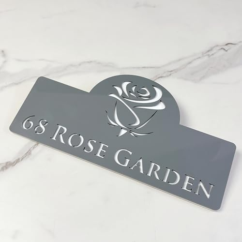 Personalisiertes Hausschild aus Acryl, individuelles Adressschild mit Rosen-Design, lasergeschnittenes Türnummernschild für Haustür, Gartenwand, Tor oder Veranda (Grauweiß)