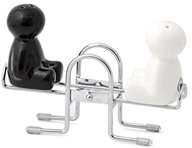 Balvi - sel et Poivre See-Saw. Ensemble Original composé d'une salière et d'une poivrière mis en scène sur Une balançoire à Bascule. 26664