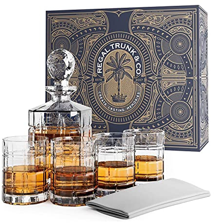 Regal Trunk & Co. Whisky Kristallgläser Set mit Dekanter - 4 Quadratisch Gravierte Tumbler und Karaffe - Kristall Whisky Dekanter Set für Bourbon und Scotch - Geschenkbox und Poliertuch Inklusive