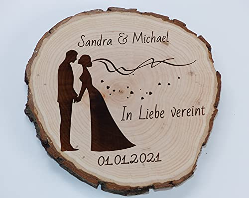 Baumscheibe mit Gravur als Geschenk zur Hochzeit Motiv Brautpaar mit Herzen Personalisiert mit Ihrem Wunschtext ca 17 cm Durchmesser