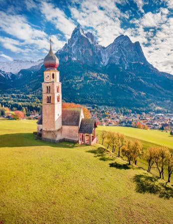 Holz-Bild 60 x 80 cm: Herrlicher Blick von der Flugdrohne auf die Kirche St. Valentin (Kastelruth) mit dem Petz-Gipfel im Hintergrund. Malerische (209269895)