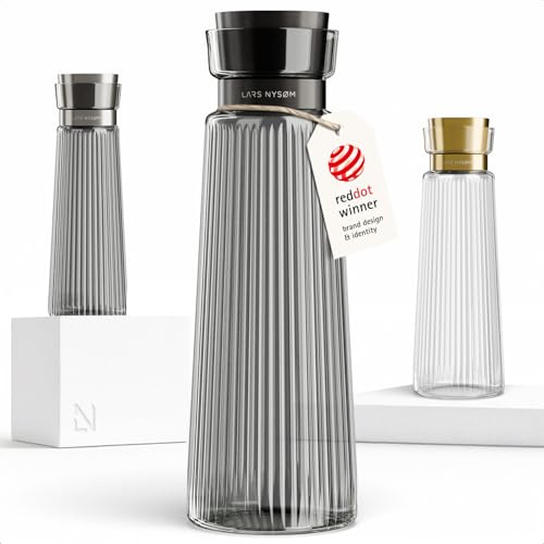 LARS NYSØM Vattenkaraff 1,5l med Integrerad Sil i Rostfritt Stål | Elegant Glaskaraff & Kanna för Juice, Lemonad | Modern Räfflad Vattenkanna för Vardag & Gäster (Graphite/Black, 1500ml)