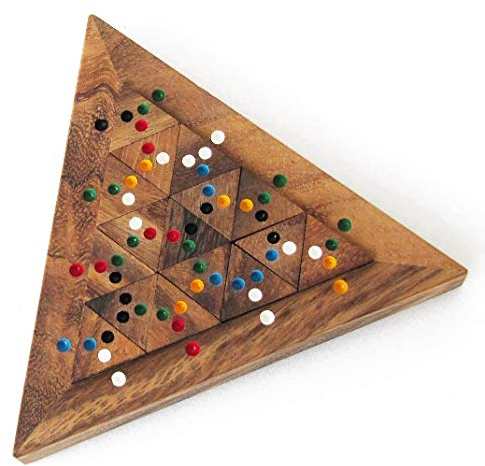TRI MATCH pusselspel från 10 års svårighet 4/6. I massivt trä enligt CE-standarder franskt märke Le Délirant, lösning medföljer. Ta bort och sätt sedan tillbaka de 16 bitarna i enlighet med färgerna.
