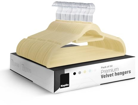 KEPLIN Kleiderbügel Samt (45 cm) 50 Stück - Dünne, rutschfeste Kleiderbügel mit Krawattenstange und 360° Haken für zu Hause, Robuste & platzsparende Kleiderbügel für Anzüge und Jacken (Creme)
