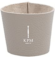 KPM Berlin KURLAND Ledermanschette für To-Go Becher mit Prägung, Hitzeschutz Manschette für Porzellan, sicherer Griff für Kaffeebecher, Grau mit weißem Logo