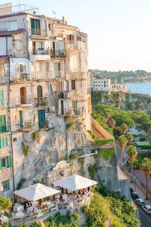 Acryl-Bild 50 x 80 cm: Antikes Stadtbild von Tropea, Gebäude am Meer. (81423547)