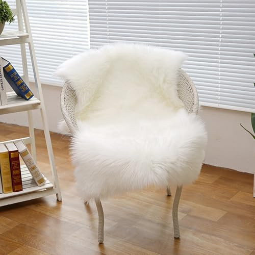 AMFUN Faux Lammfell Schaffell Teppich, Longhair Flauschiger Teppich, Flauschiger Schaffell Lammfell Fellteppich Waschbar, Weicher Fell Carpet für Stühle Sofa Schlafzimmer(Weiß, 75 x 120 cm)