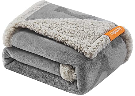 Feandrea wasserdichte Hundedecke, Sherpa Fleece Haustier Decke für Miniaturhunde und kleine Hunde, Katzen, 101 x 73 cm, M, maschinenwaschbar, beidseitiger Sofabezug-Schutz, grau PPB040G01