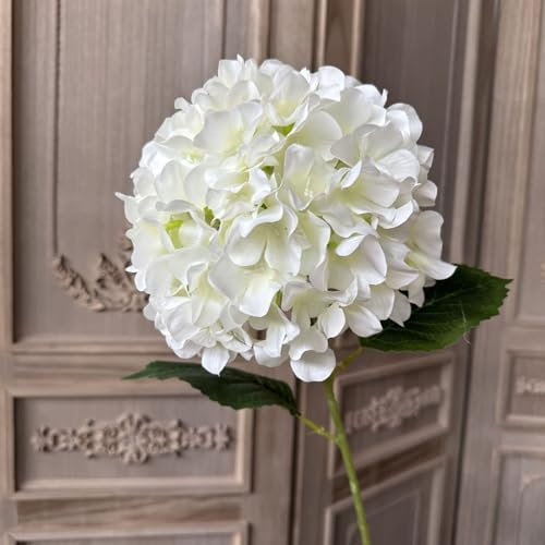 Composizione di fiori finti bianchi per matrimoni, casa e sfondo, include rose di Austin, ortensie, gigli, tulipani e altro (ortensia farfalla)