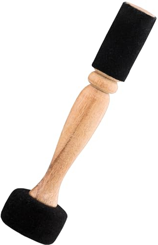 Doppelseitiger Schlägel mitmit mittelhartem Filzkopf zum Anschlagen und weichem Leder zum Anreiben von Klangschalen. Natürliches Rosenholz. Faire Herstellung in traditioneller Handarbeit.