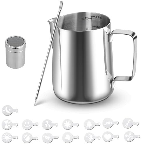Kolamom Pichet Lait Inox 350ml(12oz) avec Saupoudreur de Cacao,16 Pochoirs,Latte Art Pen, Pot à Lait avec Mesure Mark pour Faire Mousse le Lait, des Capuccinos, des Jus