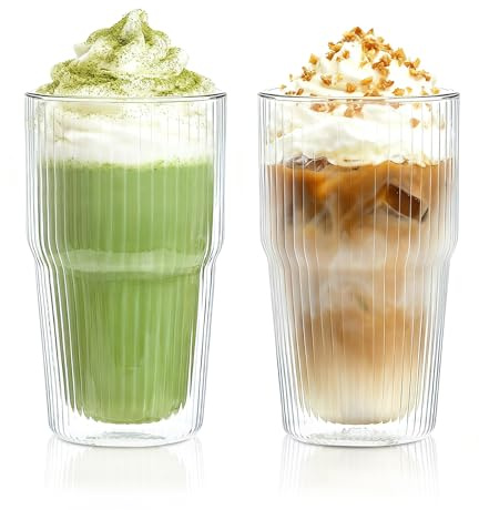 KEMORELA 2er-Set Riffelglas Doppelwand-Glasbecher mit Deckeln & Strohhalmen, 473ml - Stapelbare Isoliergläser aus Borosilikatglas für Heiße & Kalte Getränke wie Kaffee, Latte, Smoothies