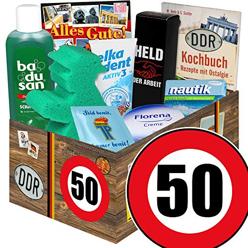 Ostalgie 50. Geburtstag Geschenkset - DDR Kochbuch & Beauty Pflegeset | Ostprodukte Präsentkorb mit Duschbad, Badeschwamm, Seife & DDR Rezepten - Lustige Geschenkidee zum 50. Geburtstag