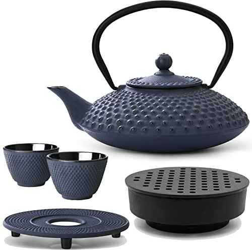 Bredemeijer Gusseisen Asia Teekanne Set 1.25 Liter - flacher blauer Teekessel mit Edelstahl Tee-Filter Sieb-Einsatz für losen Tee & Untersatz & Teewärmer & 2 Teetassen (Becher)