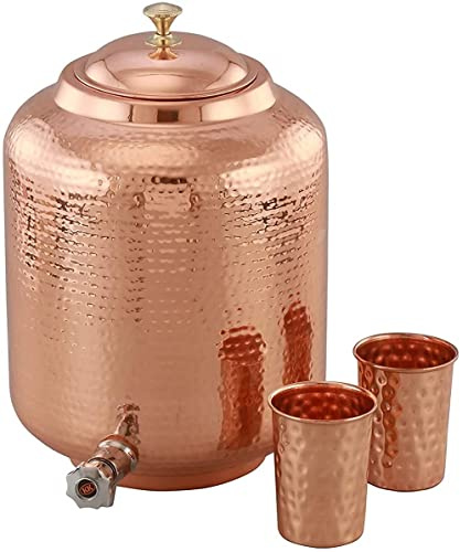 Golden Drops Wasserspender aus reinem gehämmertem Kupfer mit Wasserhahn Matka Wasserkrug Kupfertopf 5 Liter mit 2 Kupfer gehämmerten Wassergläsern