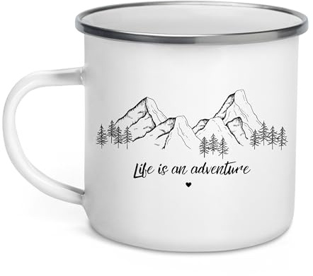 Little Mathilda Emaille Tasse personalisiert mit Zitat oder Spruch Emaillebecher Wohnwagen Geschenke für Camper Emaille Tasse Camping Blechtasse Wohnwagen Zubehör Deko Berge (Life is an adventure)