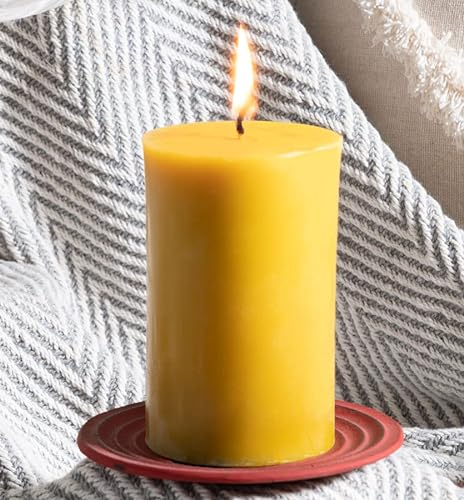 tea4chill Bienenwachskerze mit Kerzenhalter aus Metall. Stumpenkerze 6,5x10,5cm aus 100% Bienenwachs. Kerzenständer rund, kirschrot Ø 11cm aus Gusseisen