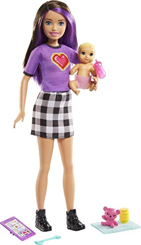 Barbie Famille Coffret poupée Skipper Baby-Sitter Brune en Jupe avec Figurine bébé et 4 Accessoires Inclus, Jouet pour Enfant, GRP11