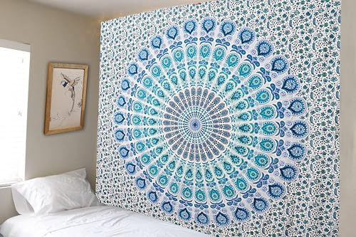 FURNISHFUL FINESSE Wandteppich, Mandala-Pfau, Himmelblau, 137 x 213 cm | Dekorative Baumwoll-Wanddecke für Wohnzimmer, Schlafzimmer oder Boho-Räume; vielseitig als Wandbehang und Heimdeko.